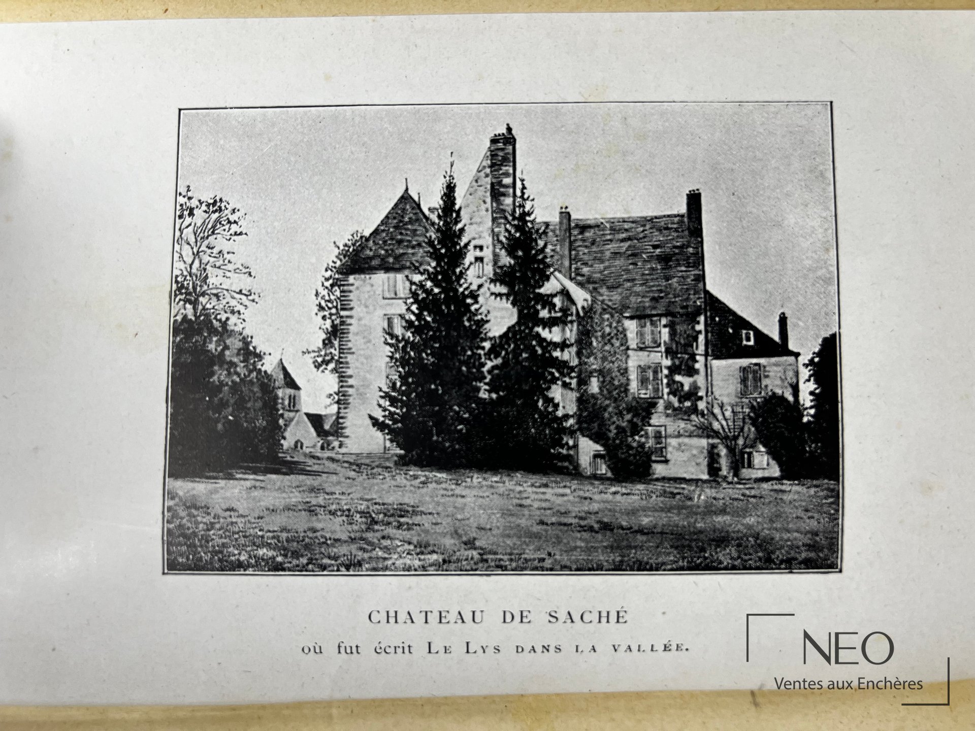 Page illustrée du château de Saché avec légende imprimée