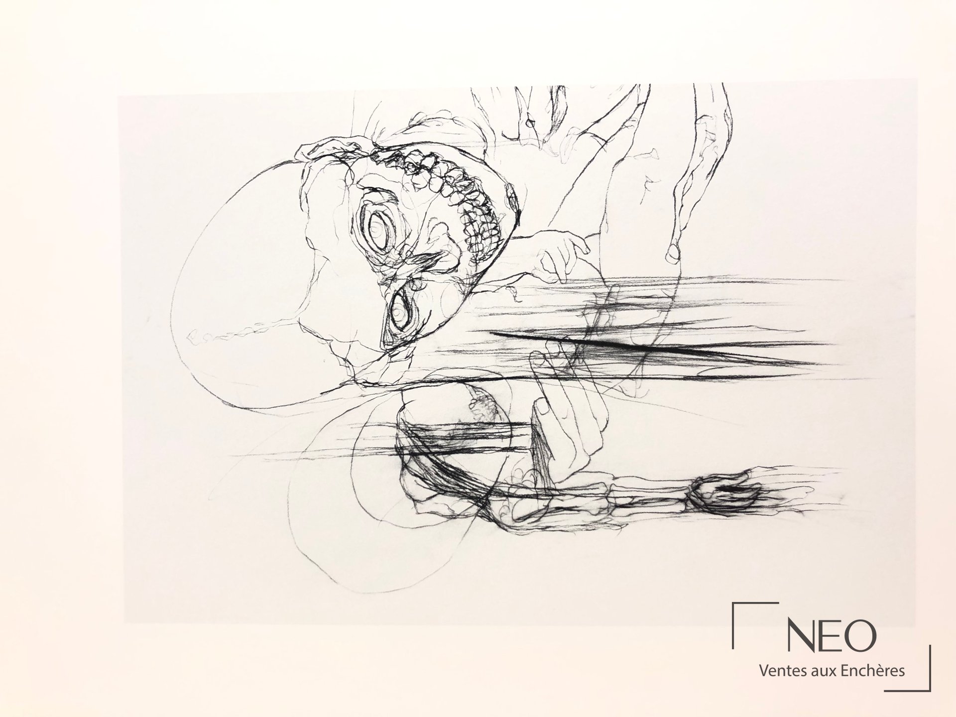 Page ouverte d'un livre illustré montrant un dessin de figure humaine au trait noir