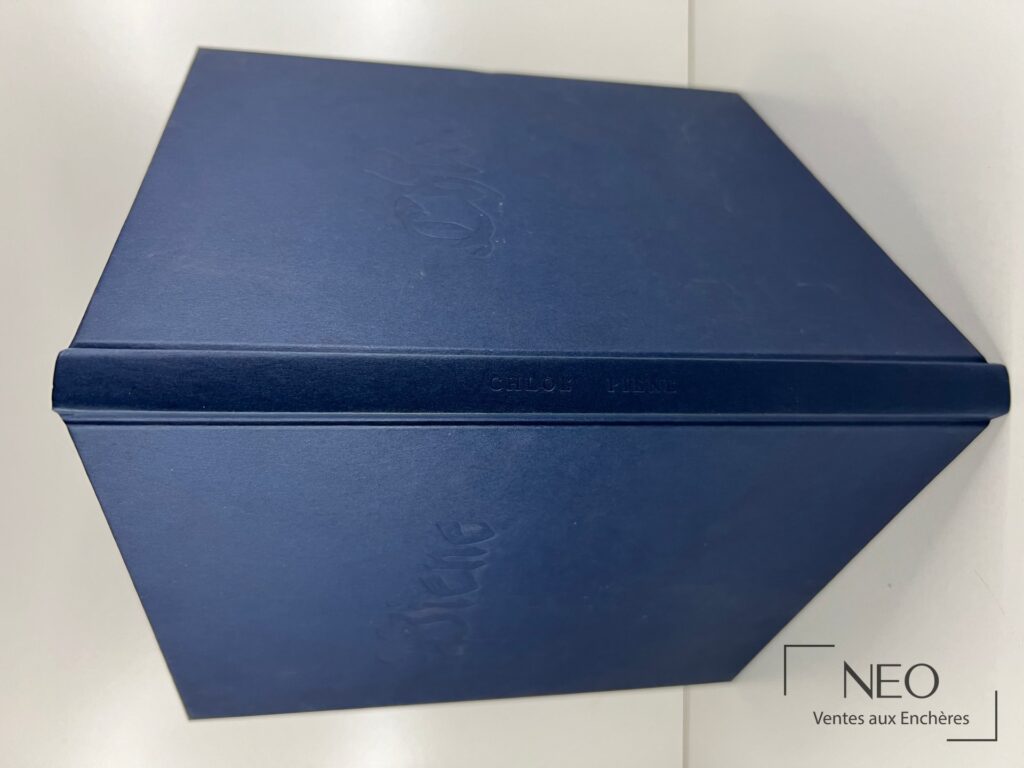 Couverture en toile bleue d'un livre d'art avec titre doré sur le dos