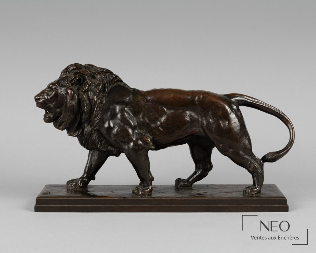 Lion en bronze marchant sur une plinthe rectangulaire