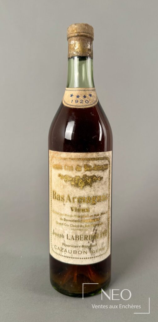 Bouteille de Bas-Armagnac Vieux Joseph Laberdolive avec étiquette ancienne et niveau visible
