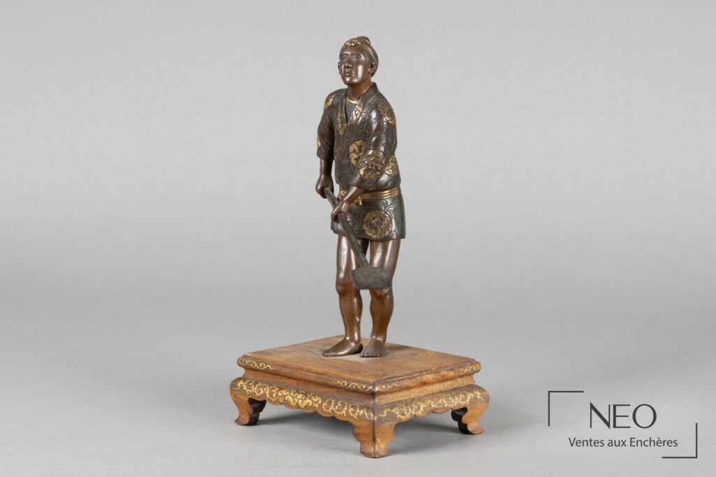 Okimono japonais en bronze représentant un batelier sur socle en bois décoré