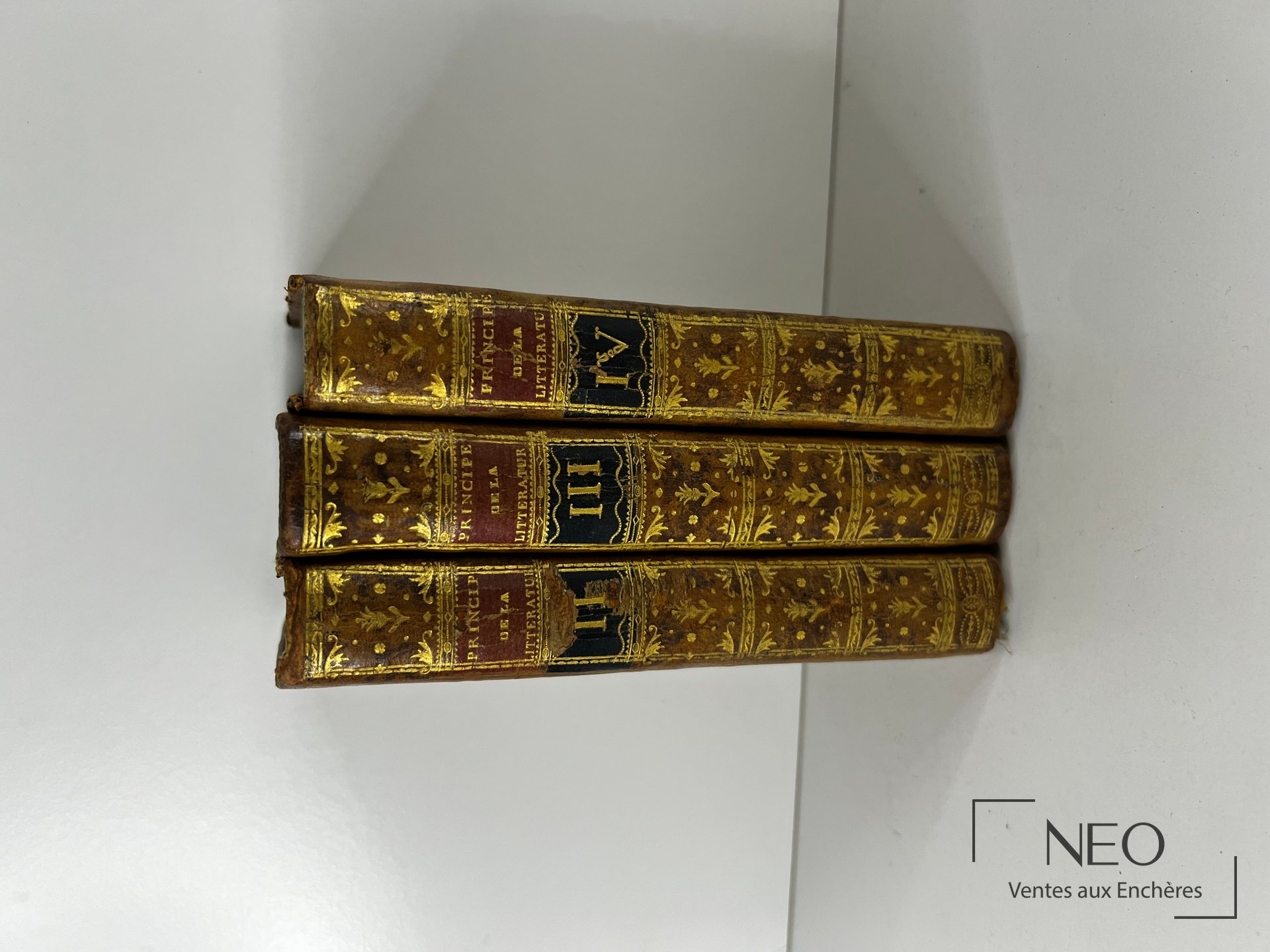 Trois volumes reliés en veau à dos ornés de dorures et pièces de titre rouges et noires