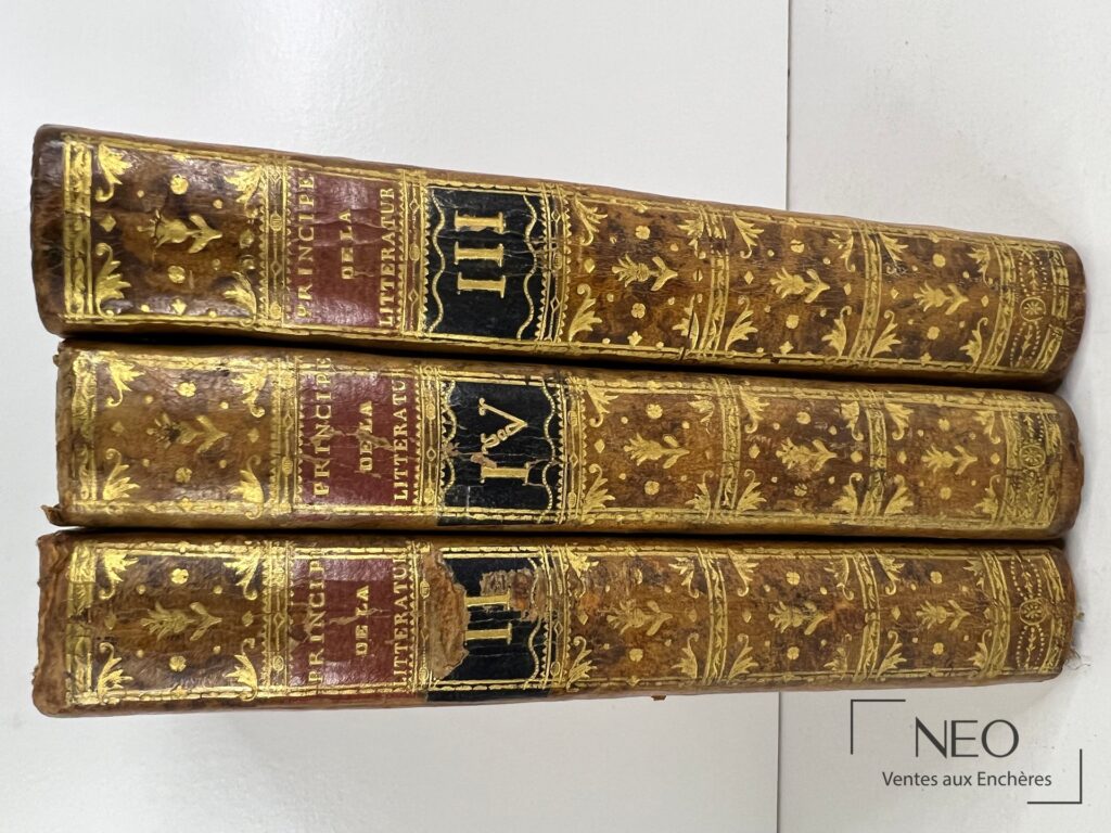 Trois dos de volumes anciens en veau brun