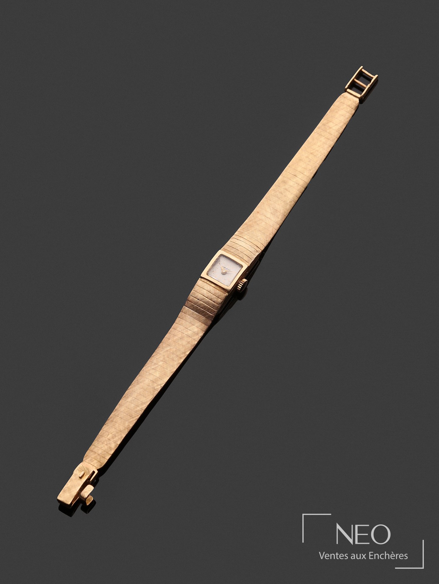 Montre-bracelet Baume et Mercier en or jaune avec cadran carré crème