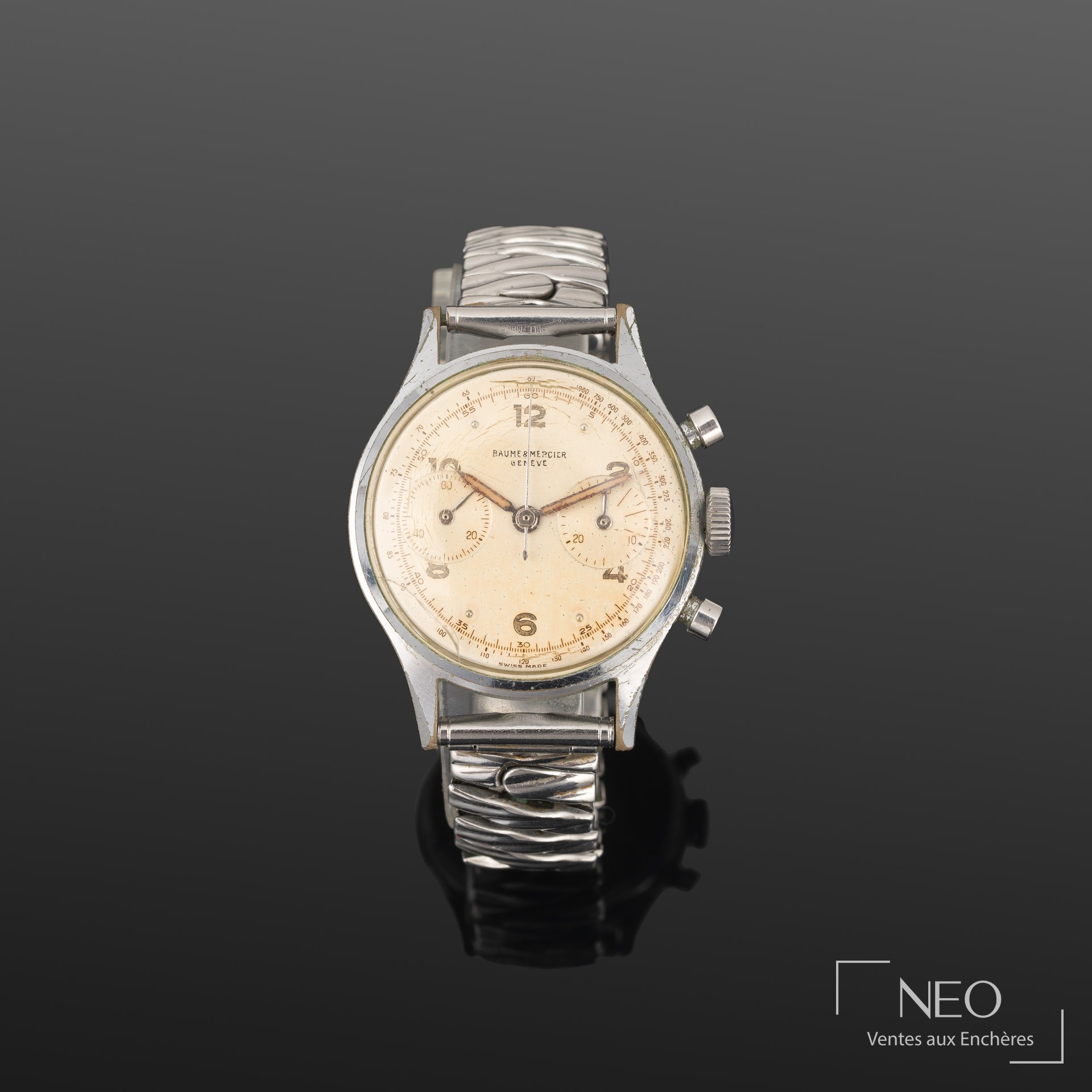 Montre bracelet BAUME & MERCIER chronographe au cadran argenté et bracelet extensible