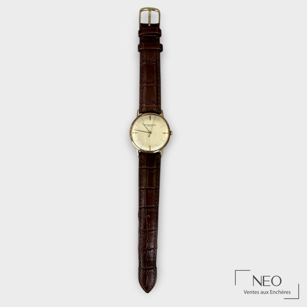 Montre bracelet Baume & Mercier de forme ronde avec bracelet cuir brun