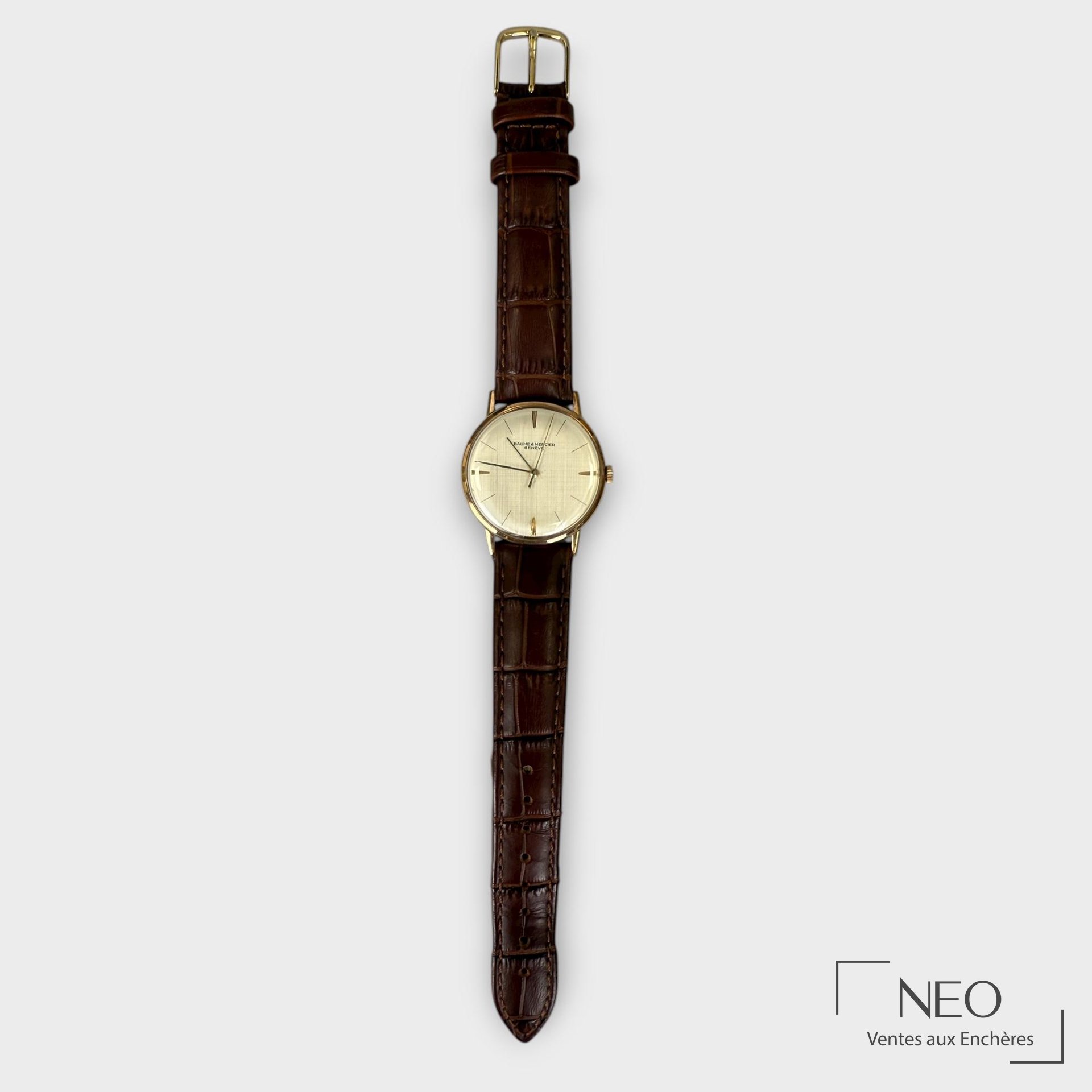 Montre bracelet Baume & Mercier de forme ronde avec bracelet cuir brun