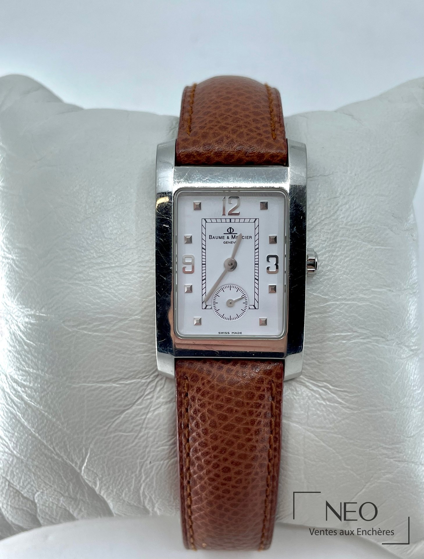 Montre Baume & Mercier rectangulaire en acier avec cadran blanc et bracelet brun