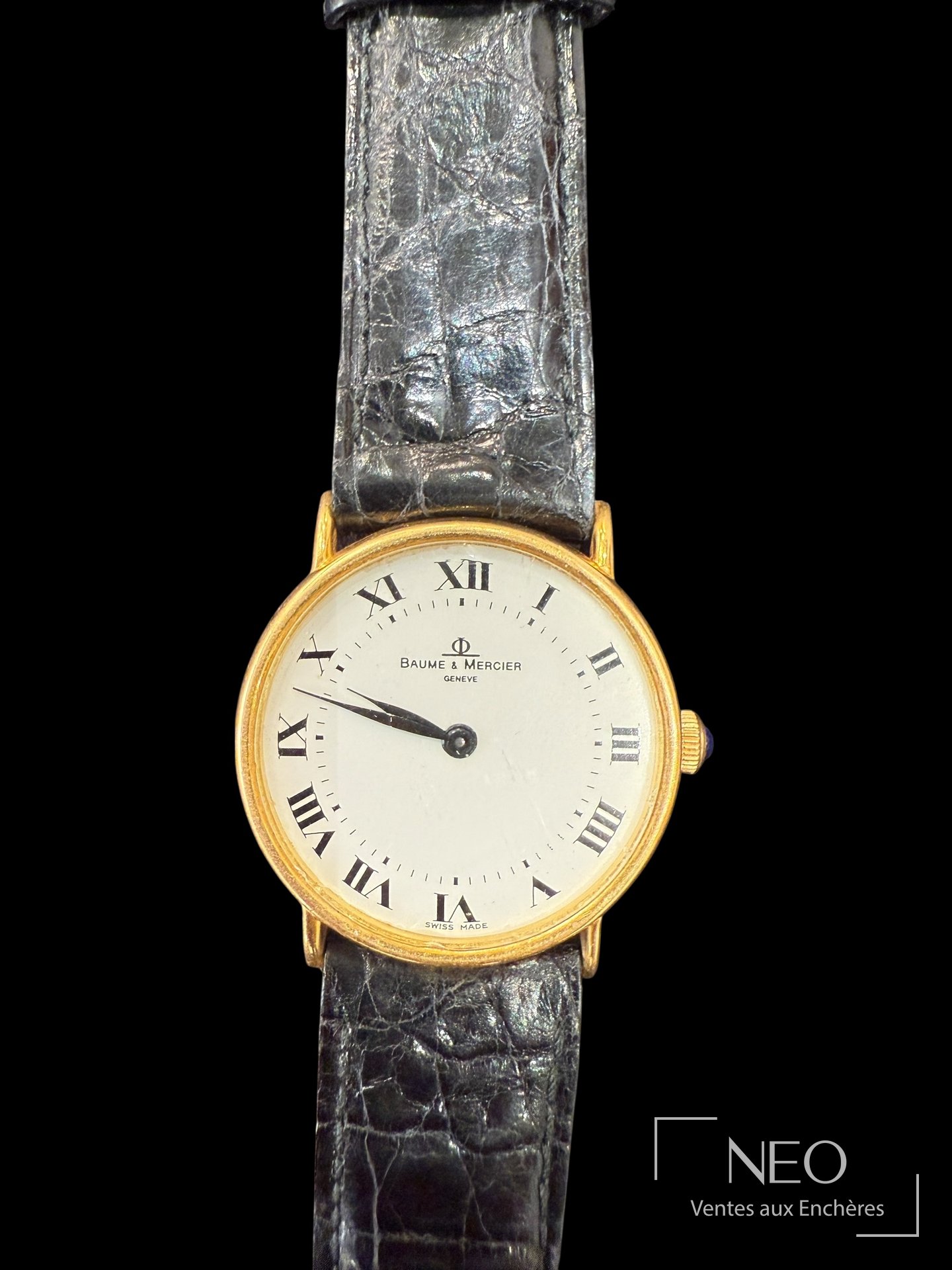 Montre bracelet Baume & Mercier à cadran blanc avec chiffres romains et bracelet cuir noir