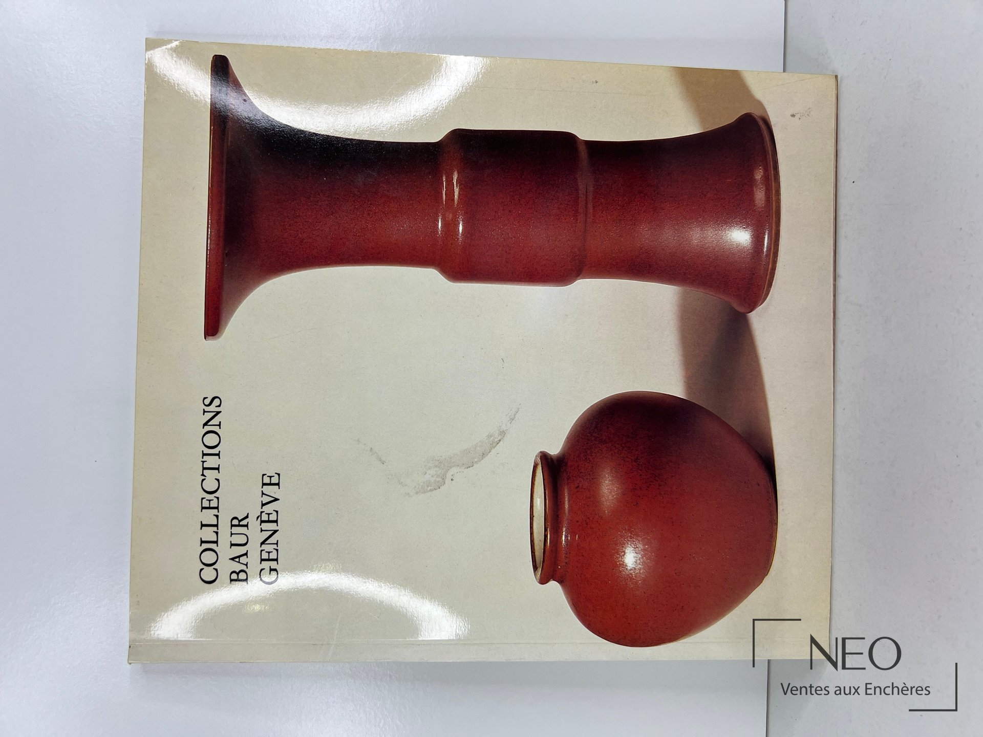 Couverture du livre Collections Baur Genève avec un vase rouge en illustration