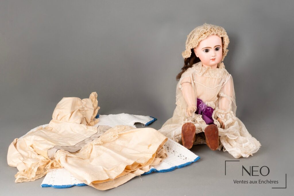 Poupée Bébé JUMEAU en biscuit avec tenue ancienne et bonnet de dentelle