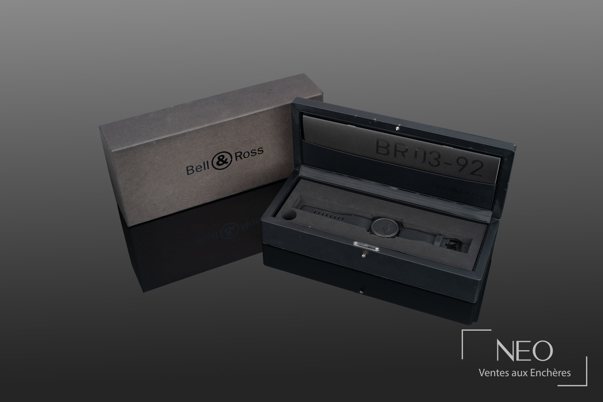 Montre Bell & Ross BR03-92 présentée avec sa boîte et ses accessoires