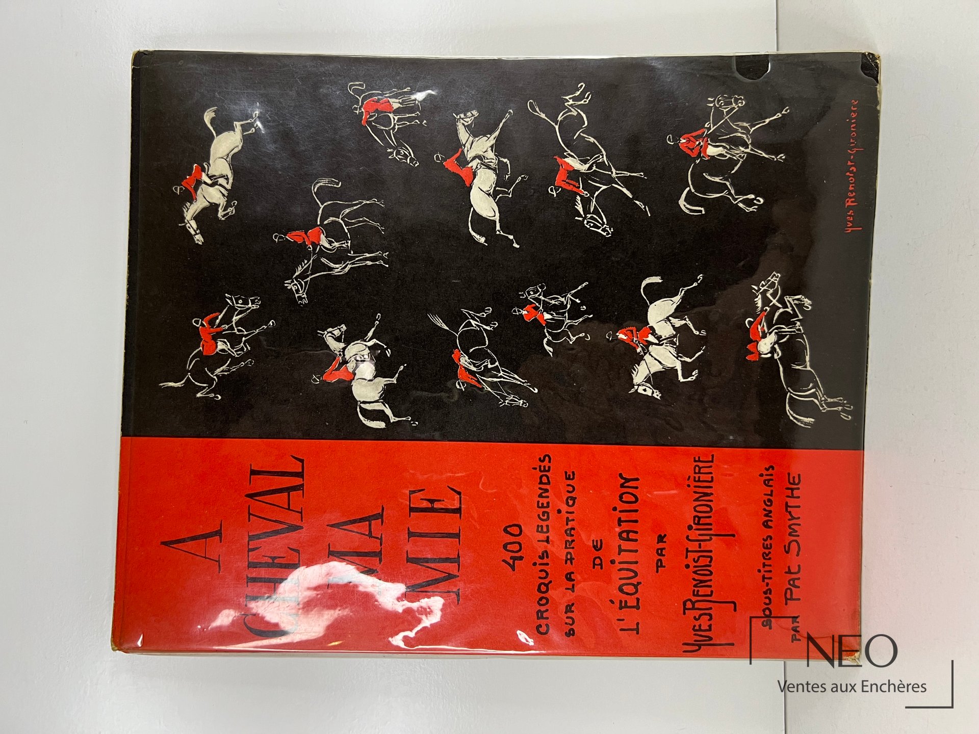 Couverture illustrée d’un livre sur l’équitation avec cavaliers et fond noir et rouge