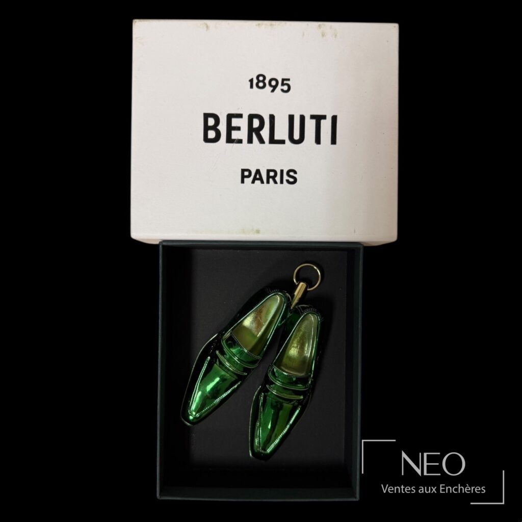 Porte-clefs Berluti avec deux souliers verts présenté dans son écrin