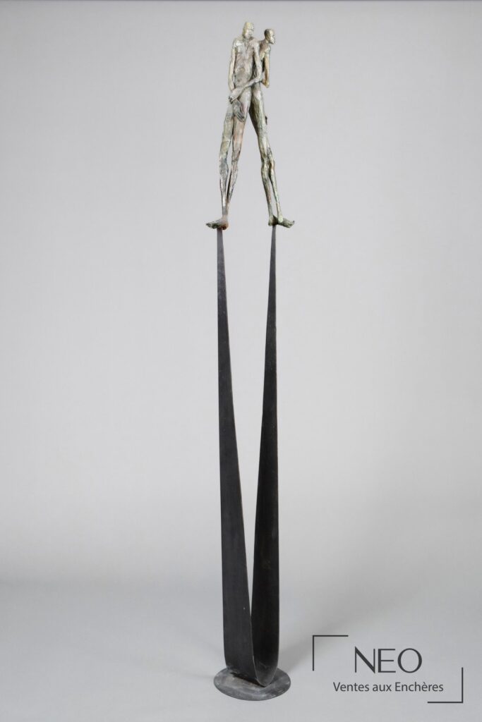 Sculpture de Betty Hanns montrant deux figures élancées sur un socle noir