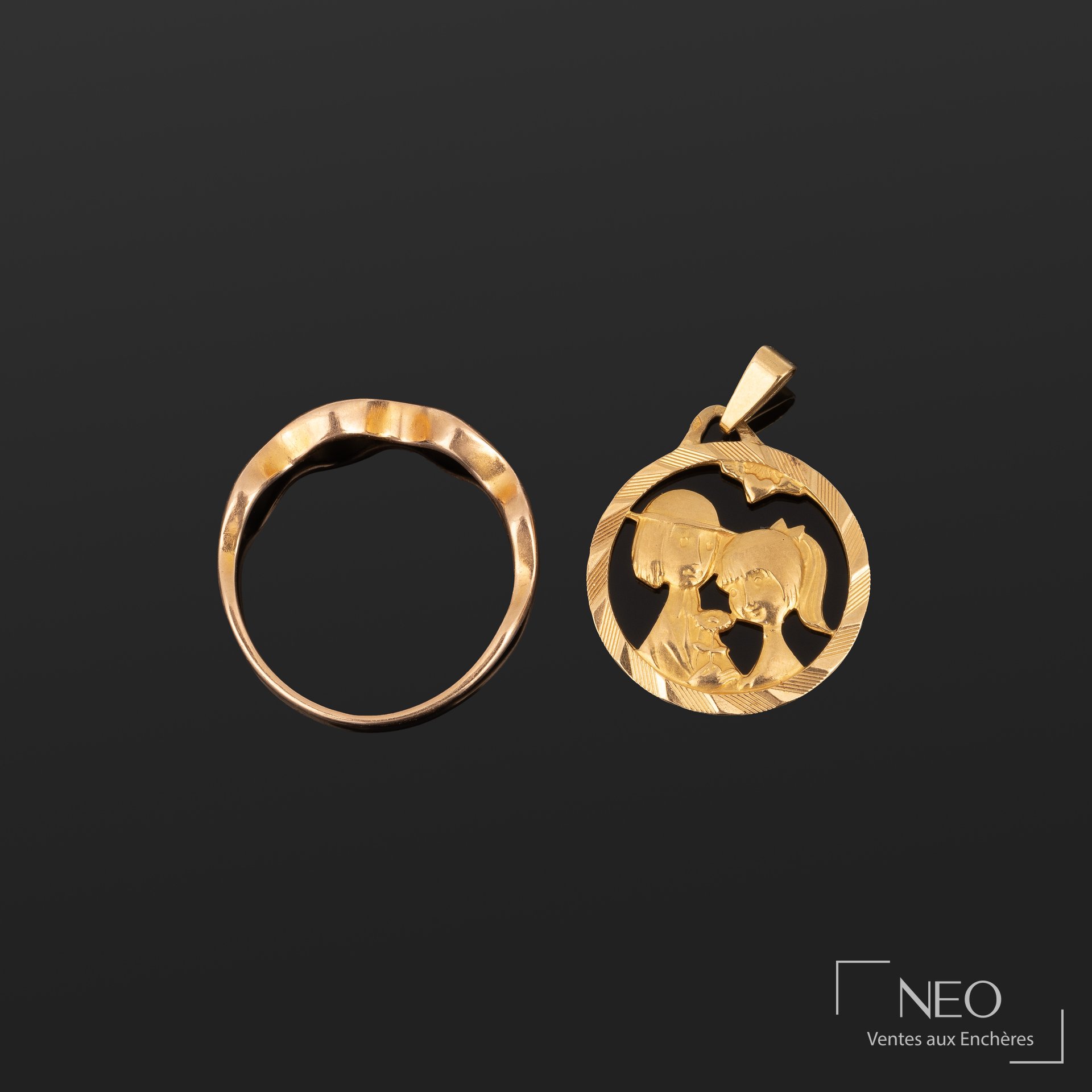 Bague et pendentif en or jaune 18K ajouré