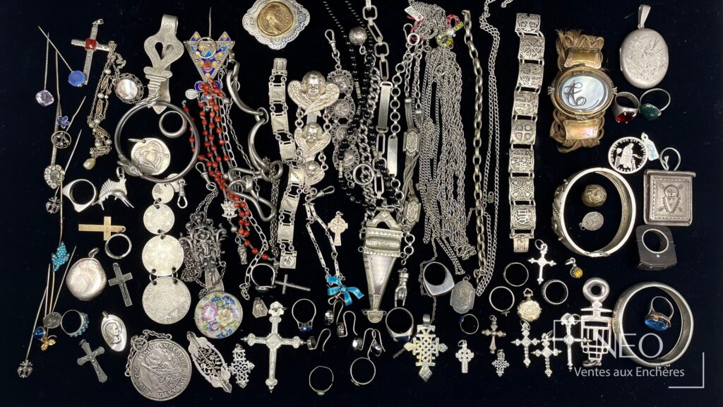 Ensemble de bijoux en argent sur fond noir