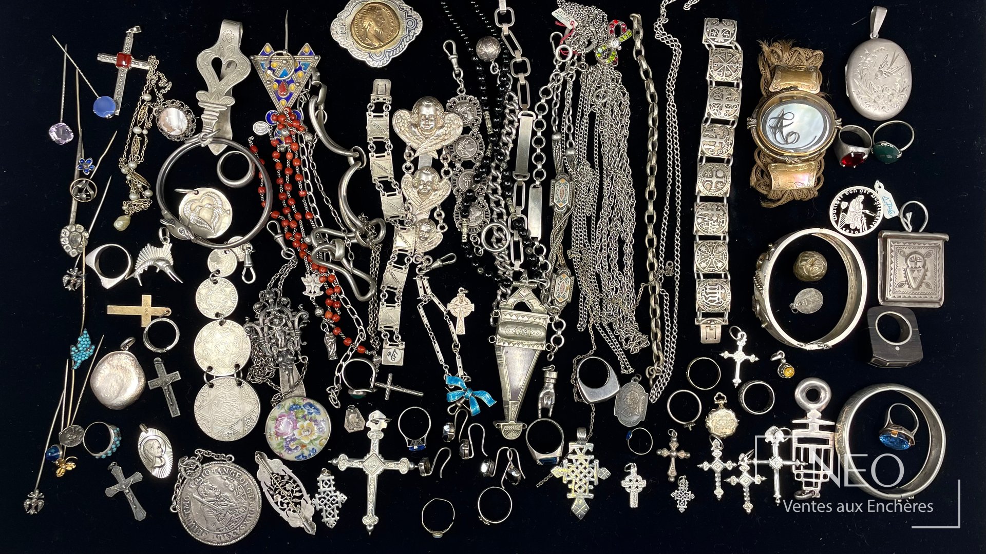 Ensemble de bijoux en argent sur fond noir