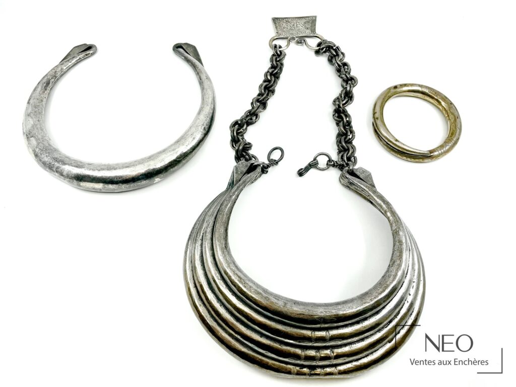 Ensemble de trois bijoux en argent : bracelet spiralé