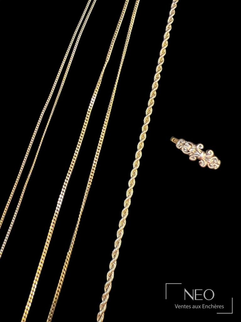 Deux chaînes et un bracelet en or sur fond noir