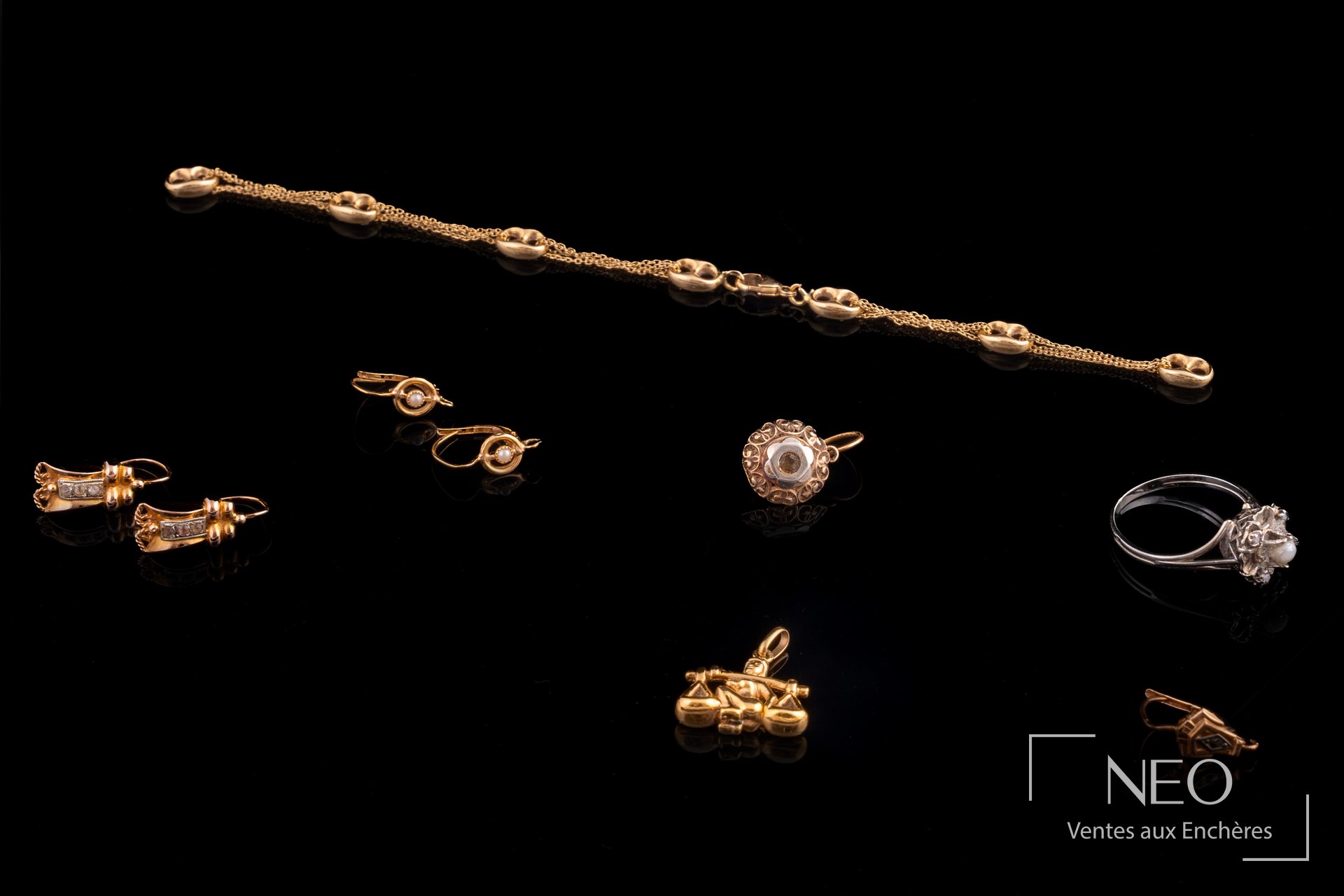 Ensemble de bijoux en or posé sur fond noir