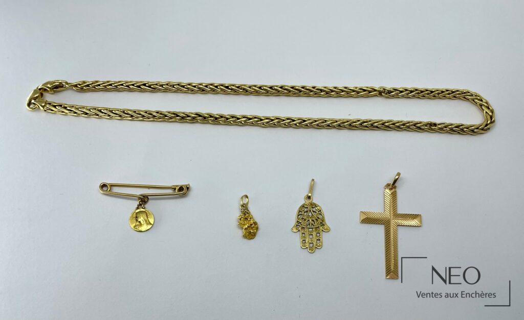 Ensemble de bijoux en or jaune avec chaîne