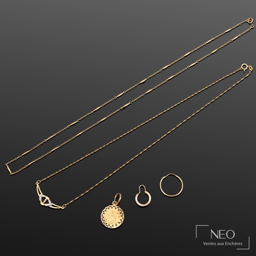 Ensemble de bijoux en or jaune avec deux chaînes
