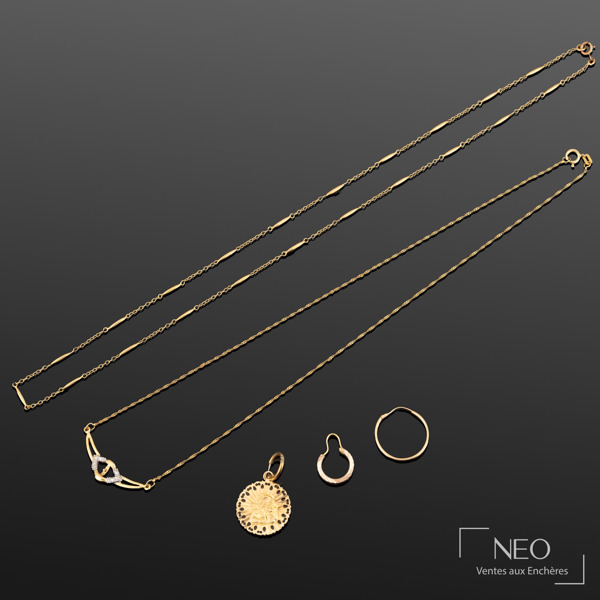 Ensemble de bijoux en or jaune 18K et bague en argent martelé