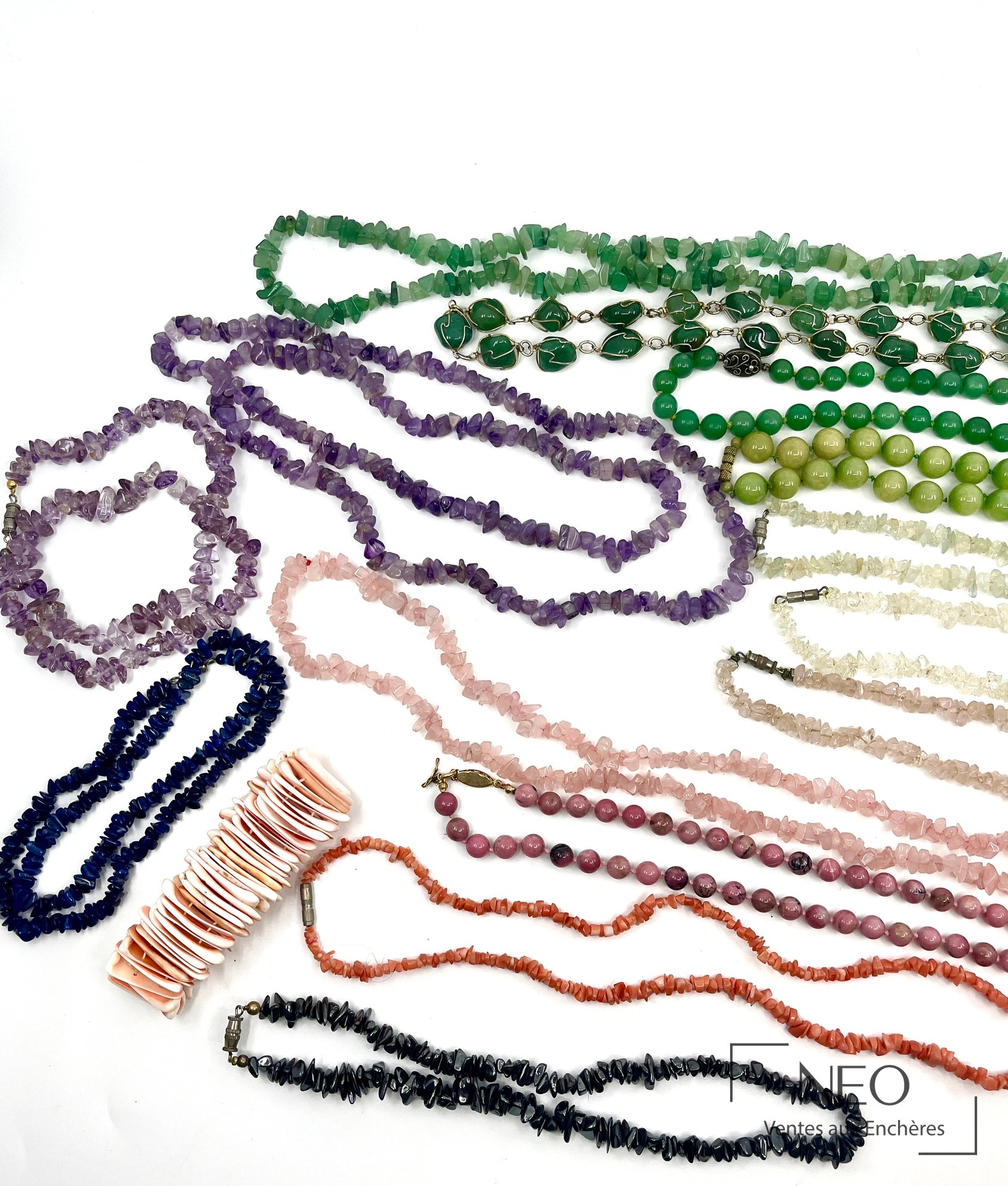 Ensemble de bijoux fantaisie en améthyste, quartz rose et calcédoine