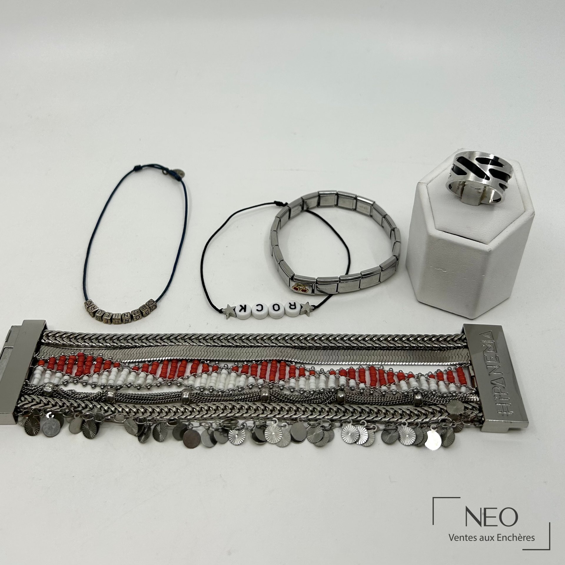 Lot de bijoux fantaisie avec bracelets Hipanema