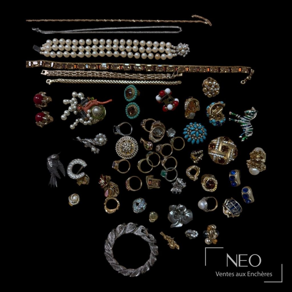 Lot de bijoux fantaisies présenté sur fond noir