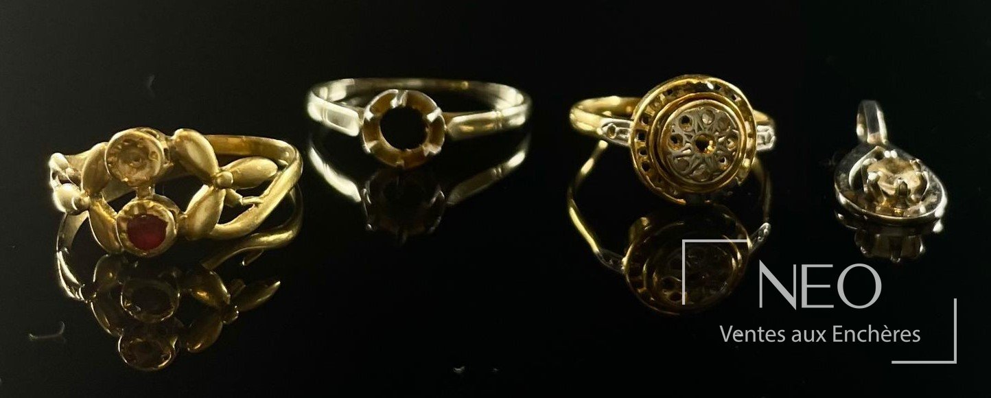 Lot de quatre bijoux anciens en or et platine sur fond noir
