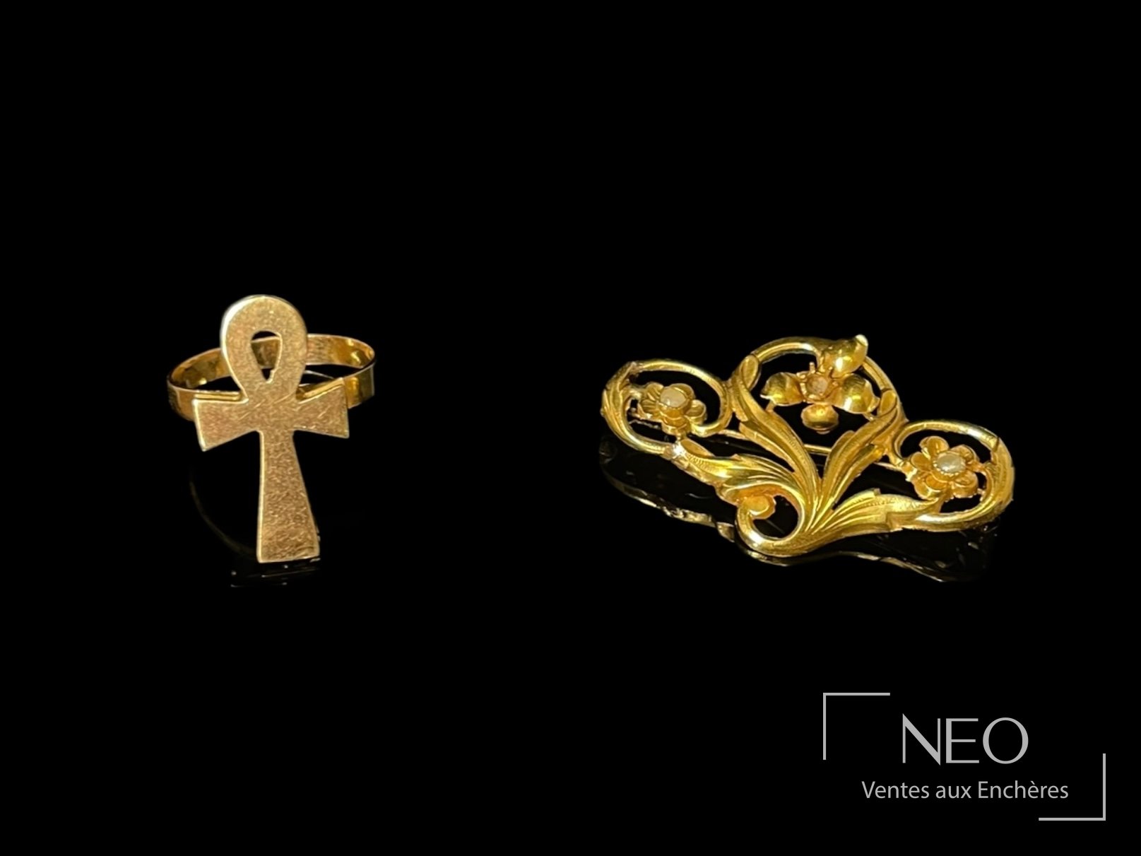 Ensemble de bijoux en or jaune 18 carats, bague croix ankh et broche fleurie