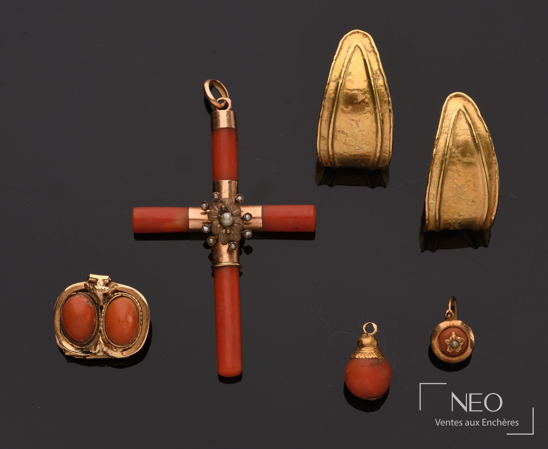 Ensemble de bijoux en or jaune et corail, pendentif croix et éléments assortis