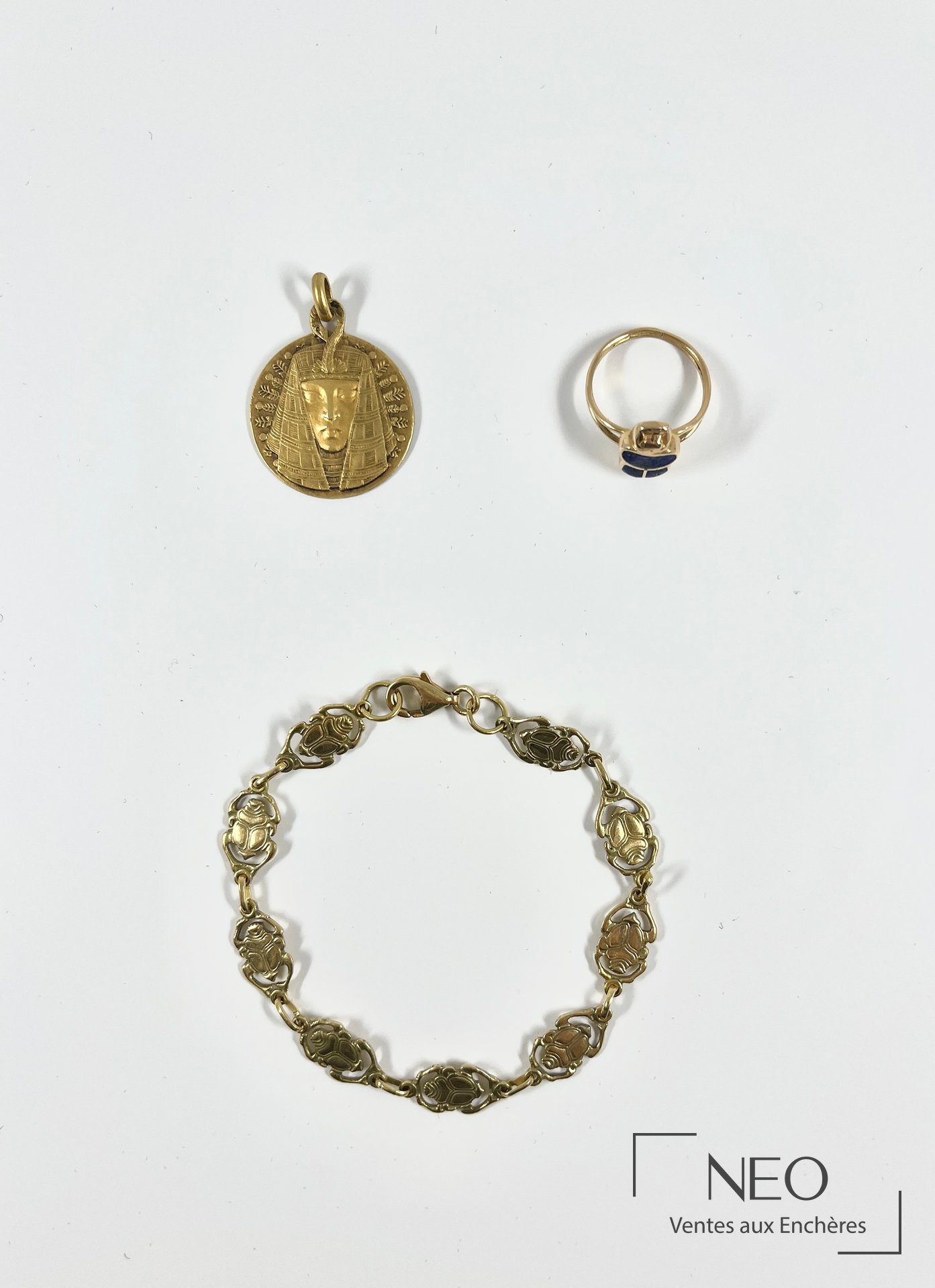 Parure égyptisante en or jaune 18 carats, scarabées et pendentif