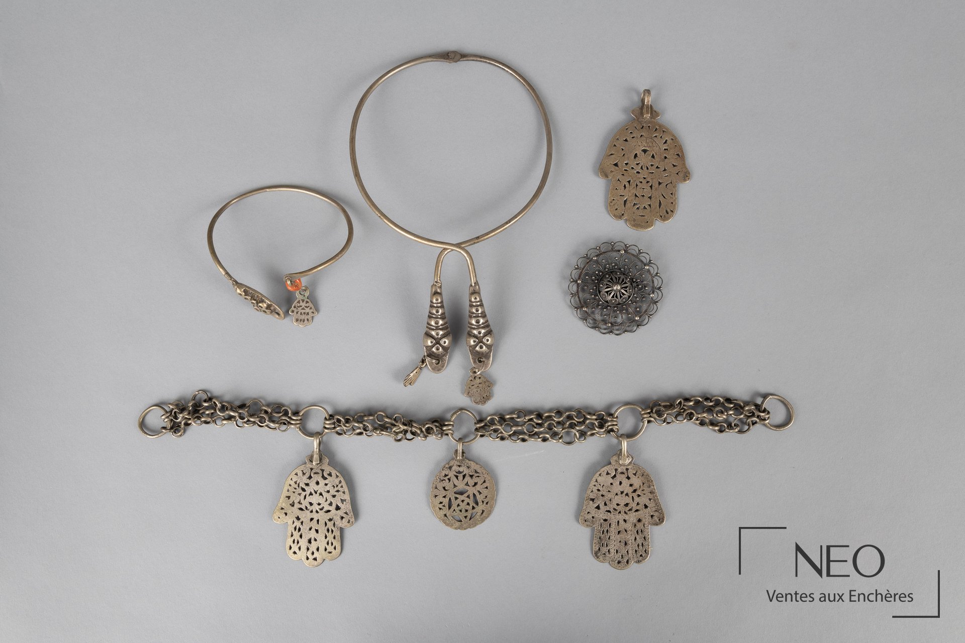 Lot de cinq bijoux tunisiens en argent avec colliers
