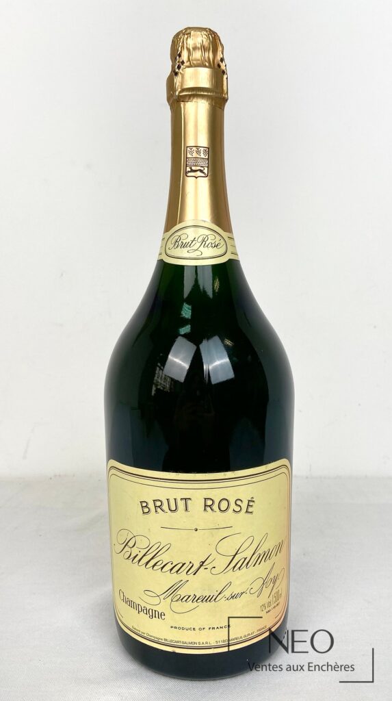 Magnum Billecart-Salmon Brut rosé vu de face avec étiquette et col doré