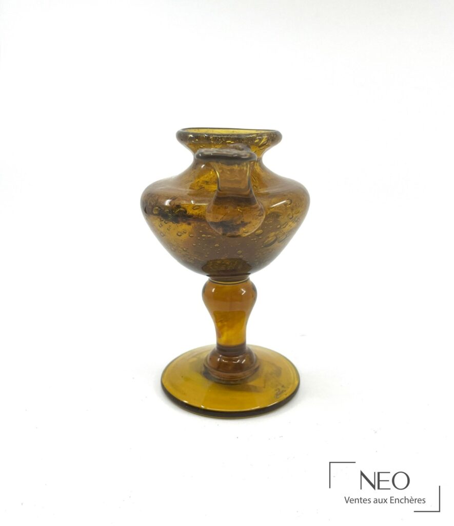 Bougeoir à main en verre bullé ocre vu de face