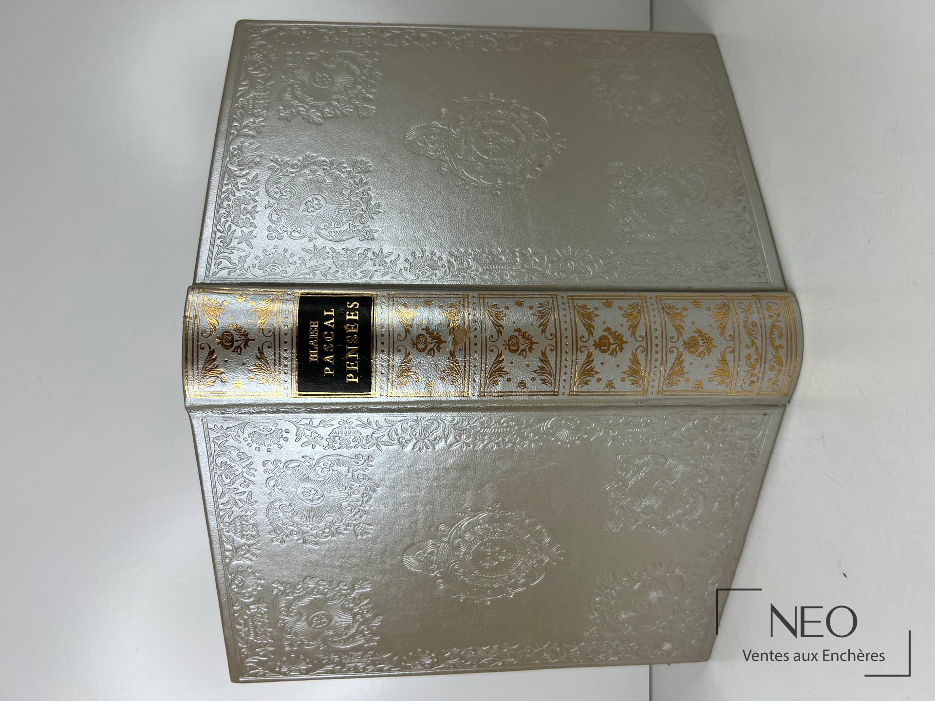 Livre relié argenté et doré