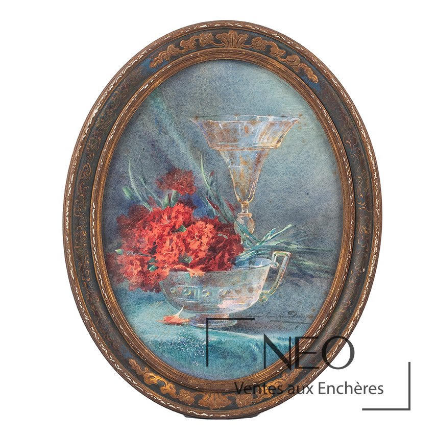 Aquarelle ovale représentant une nature morte aux coupes et bouquet de fleurs rouges