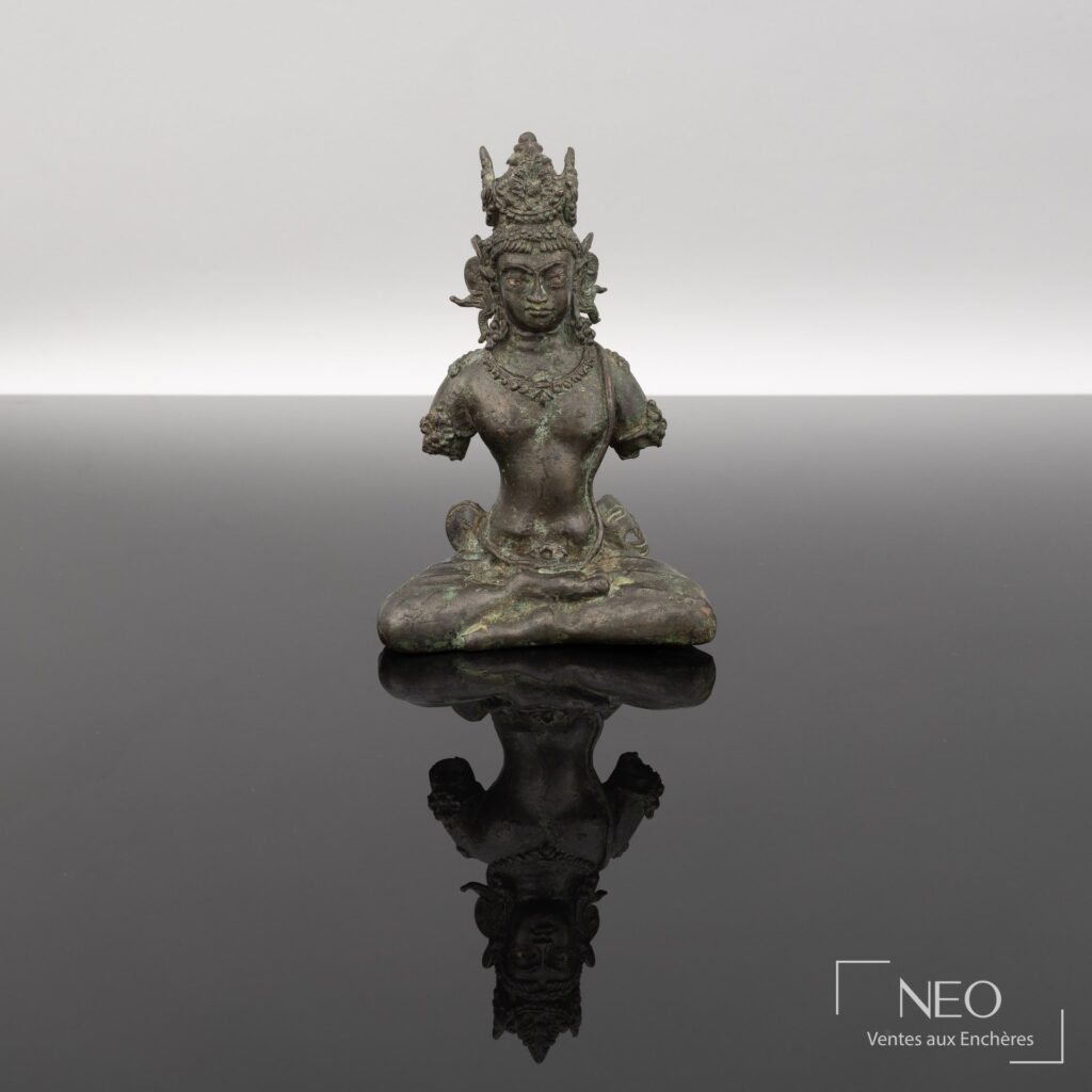 Bodhisattva en méditation en bronze à patine verte