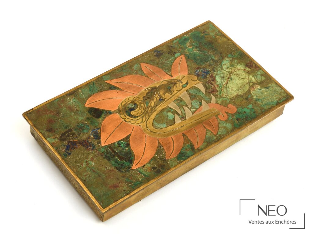 Boîte à cigares rectangulaire en laiton doré au couvercle décoré d'un Quetzalcoat stylisé.