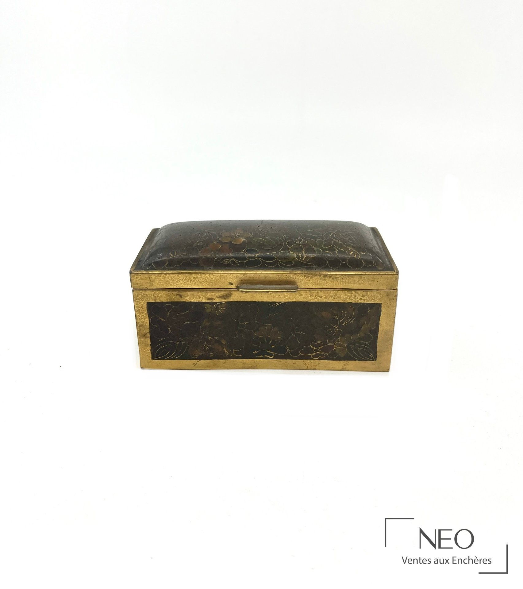 Boîte rectangulaire en métal doré ornée d'émaux cloisonnés floraux sur fond sombre.