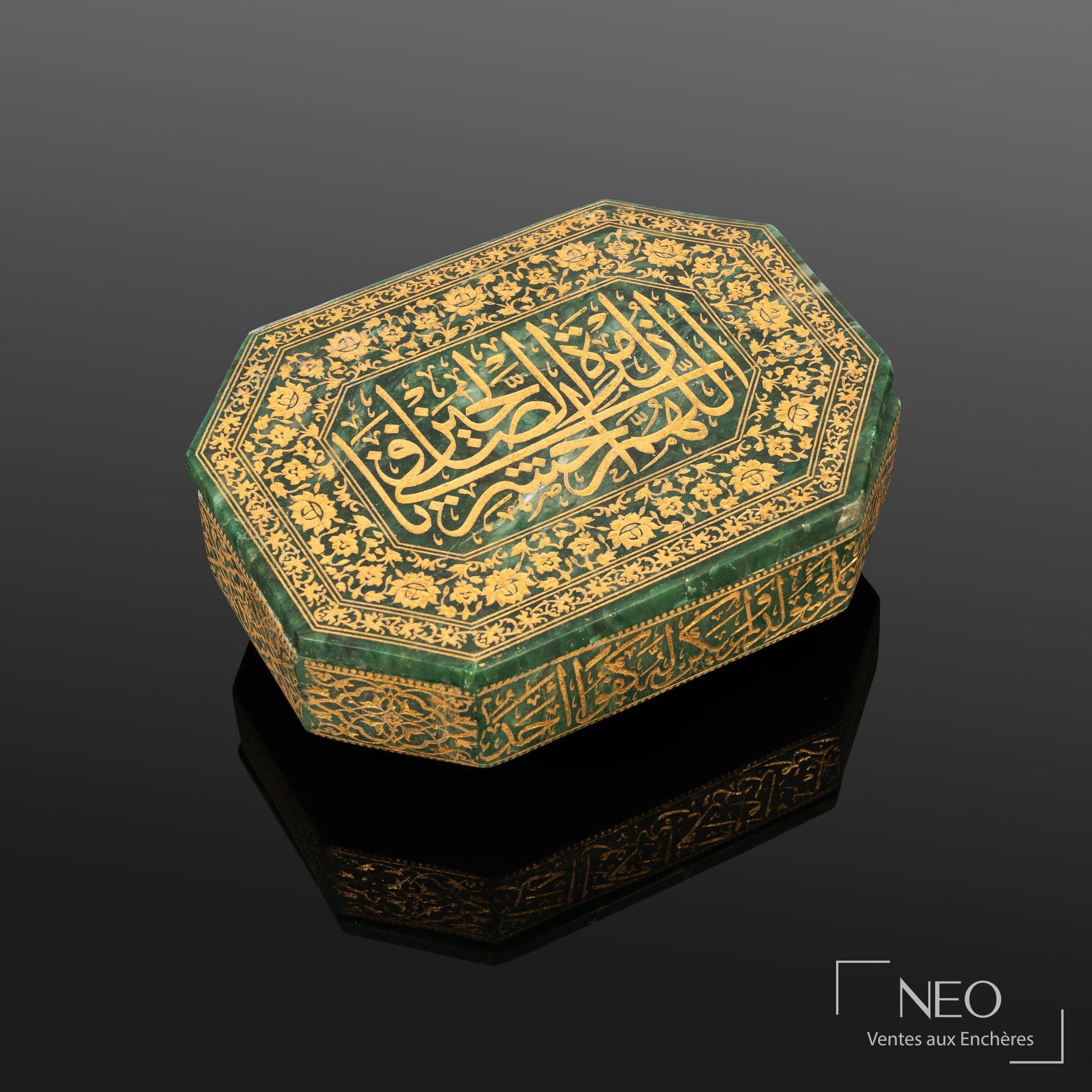 Boîte octogonale en onyx vert à décor gravé indo-persan