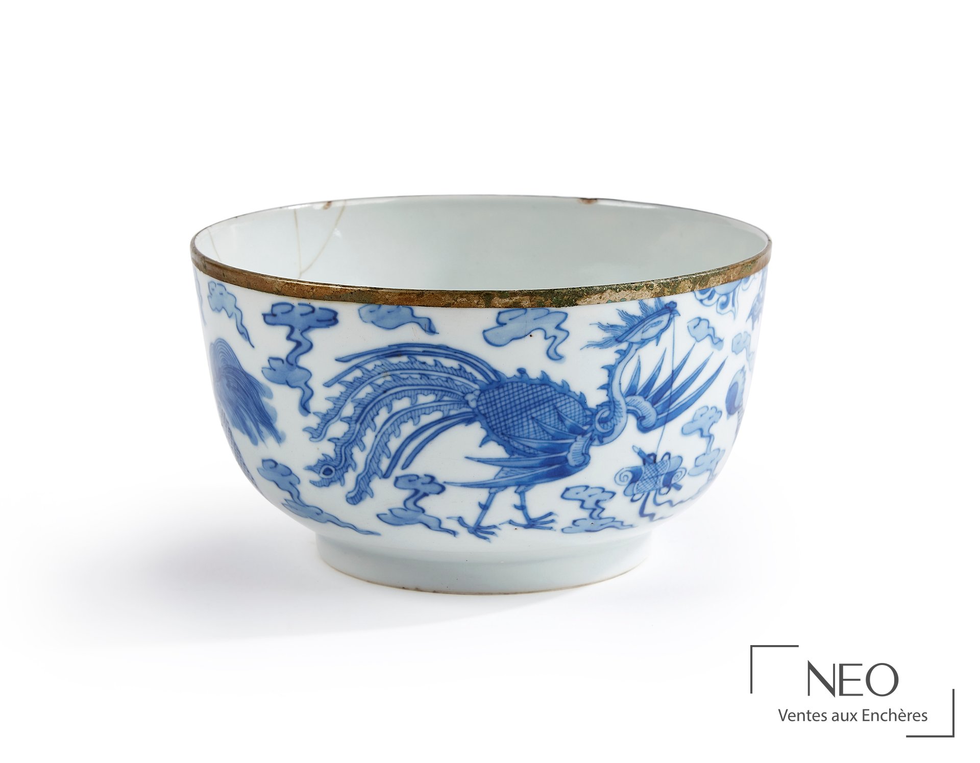 Bol en porcelaine bleue décoré d’un dragon et d’un phénix sur fond de nuages