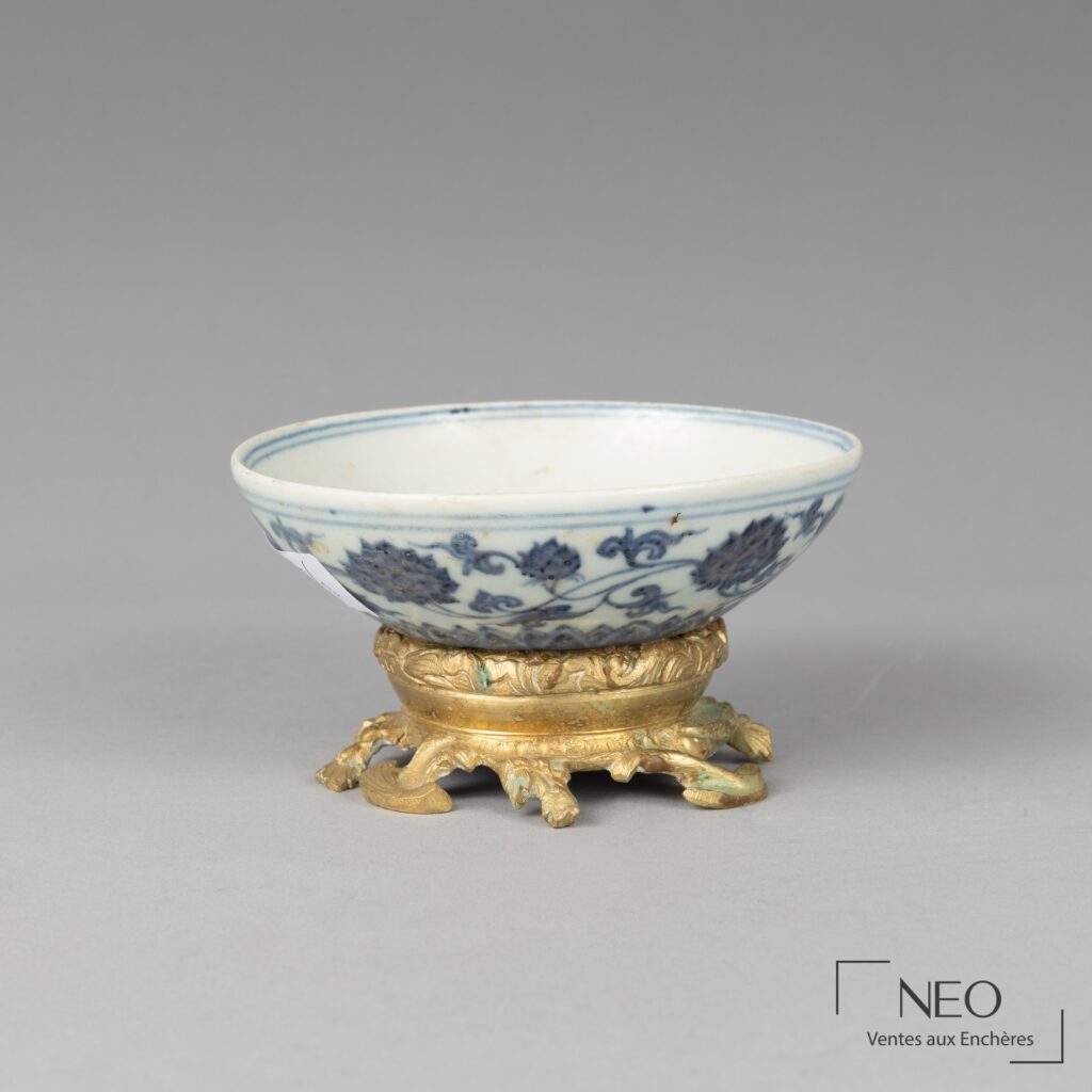 Bol en porcelaine bleu et blanc reposant sur une monture en bronze doré
