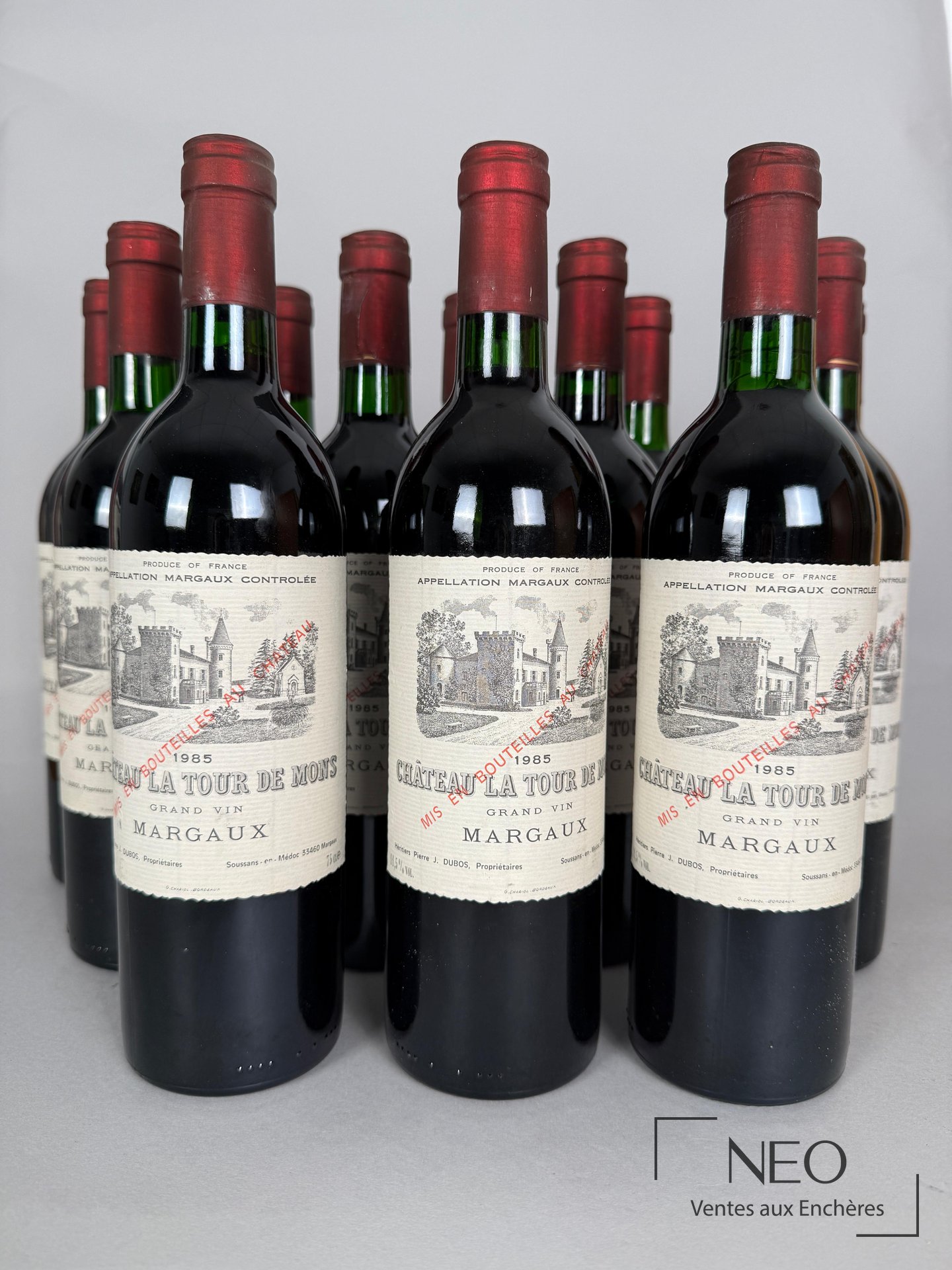 Douze bouteilles de Margaux Château La Tour de Mons 1985 présentées de face