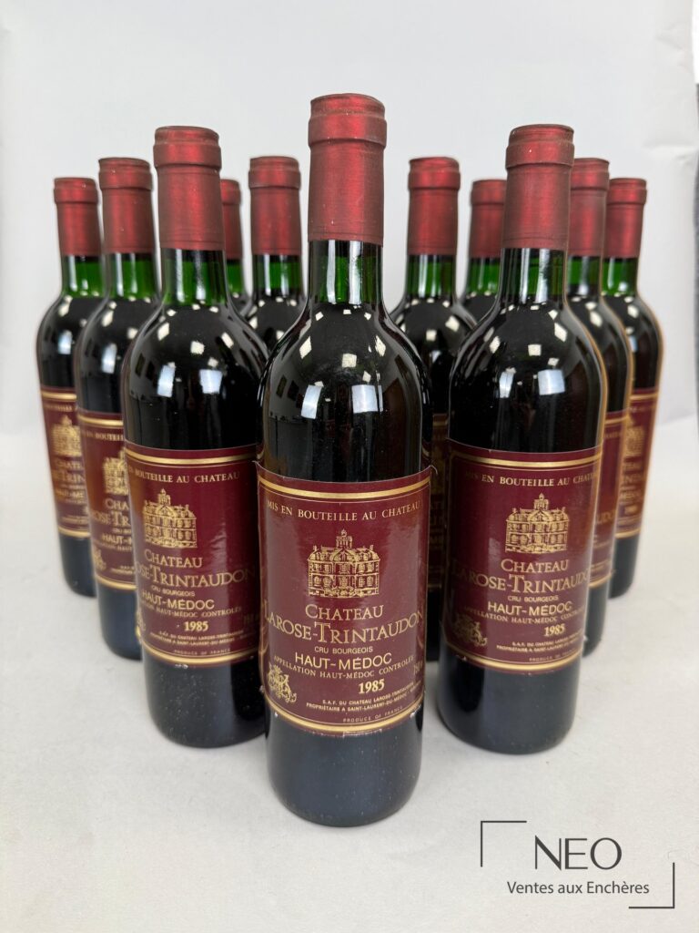 Douze bouteilles de Bordeaux Château Larose-Trintaudon en caisse bois d’origine