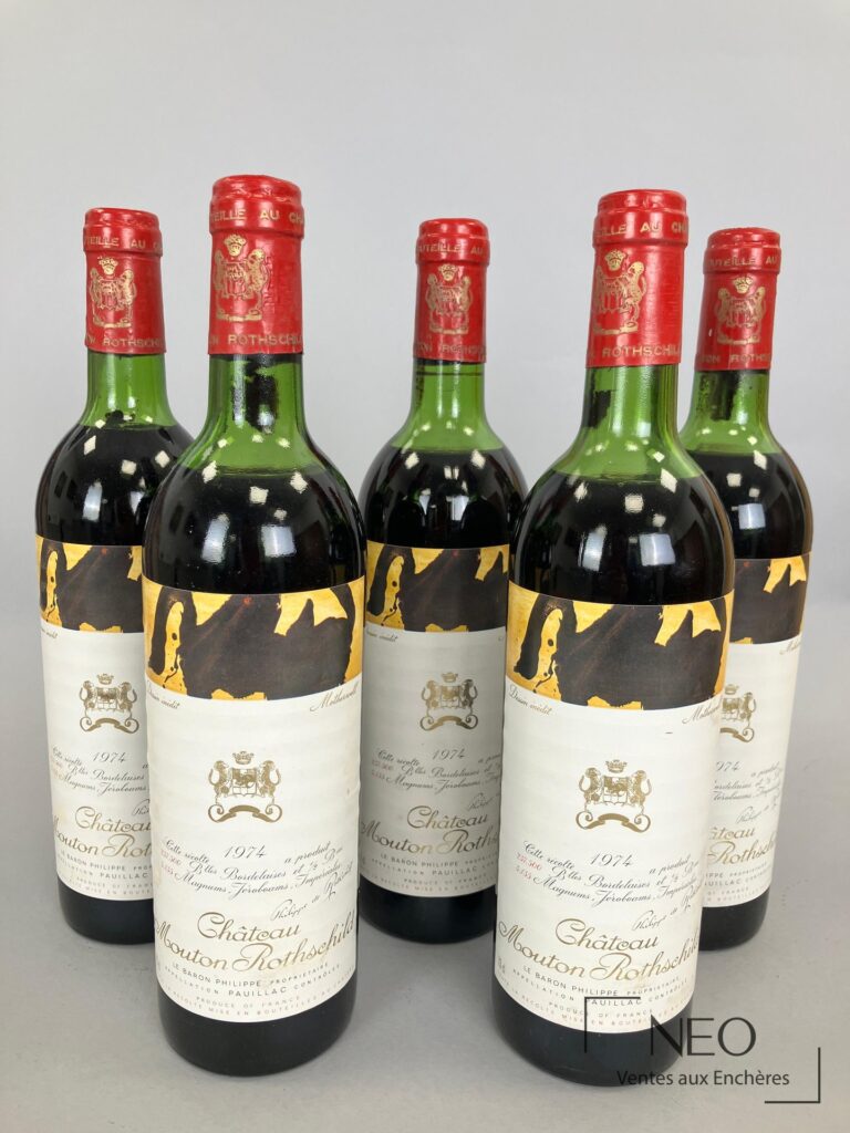 Cinq bouteilles de Château Mouton Rothschild 1974 vues de face